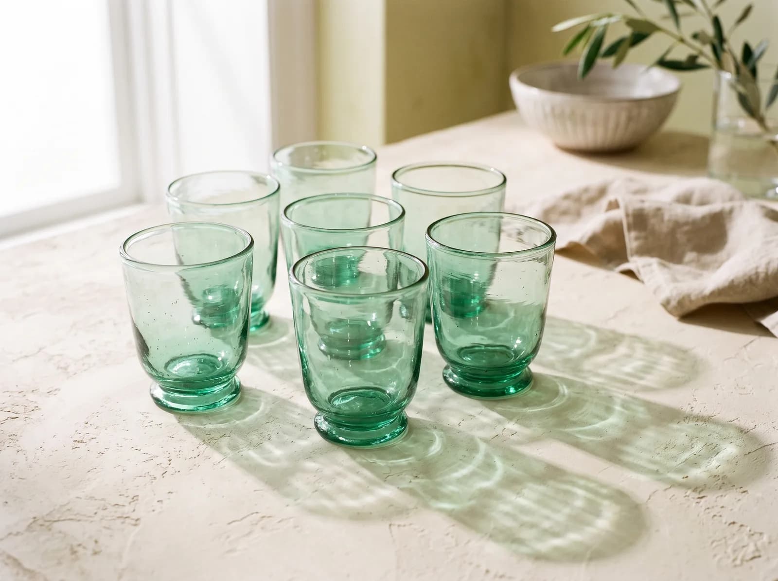 Six verres à pied bas