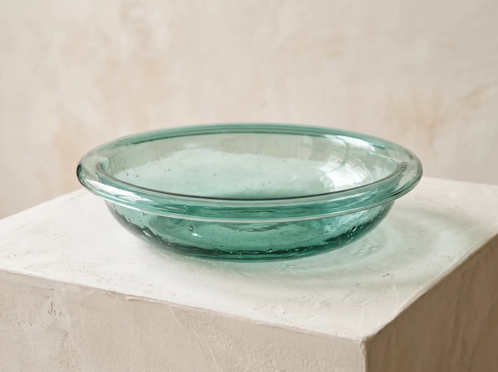 Plat creux à bord roulé